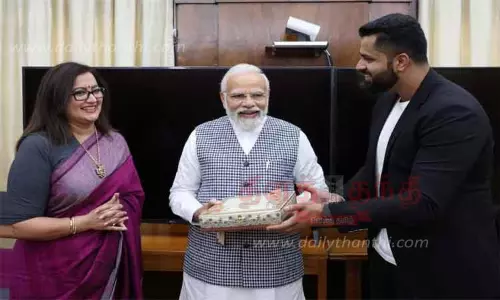 பிரதமர் மோடியுடன் சுமலதா எம்.பி. சந்திப்பு; மகனின் திருமண அழைப்பிதழ் கொடுத்தார் பிரதமர் மோடியுடன் சுமலதா எம்.பி. சந்திப்பு; மகனின் திருமண அழைப்பிதழ் கொடுத்தார்