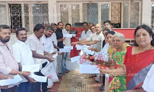 ராகுல்காந்தி எம்.பி. பதவி தகுதி நீக்கத்துக்கு எதிர்ப்பு: பிரதமருக்கு காங்கிரஸ் கட்சியினர் கடிதம் அனுப்பும் போராட்டம்- ஈரோடு கோர்ட்டு முன்பு ஆர்ப்பாட்டம்