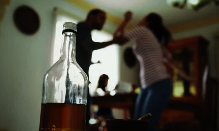 குடி பழக்கத்தை விடும்படி கூறியதால் 12-வது ஆக வந்த மனைவியை போதையில் அடித்துக்கொன்ற கணவர்..!