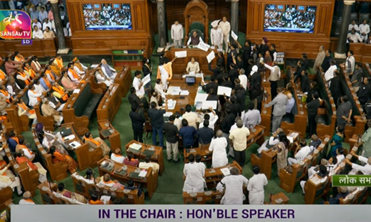 பட்ஜெட் கூட்டத்தொடரில் எதிர்க்கட்சிகள் அமளி; மக்களவை காலவரையின்றி ஒத்திவைப்பு