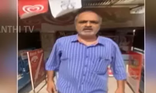 ஐஸ் கிரீம் கேட்ட ஜோமோட்டா டெலிவரி  ஊழியரை எகிறி வந்து எட்டி உதைத்த நபர்.. தீயாய் பரவும் வீடியோ