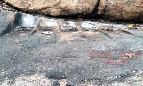 பொளவக்கல் பாறையில் உள்ளவற்றாத சுனை, ஐவர் படுக்கை பகுதி சுற்றுலா தலமாக்கப்படுமா?