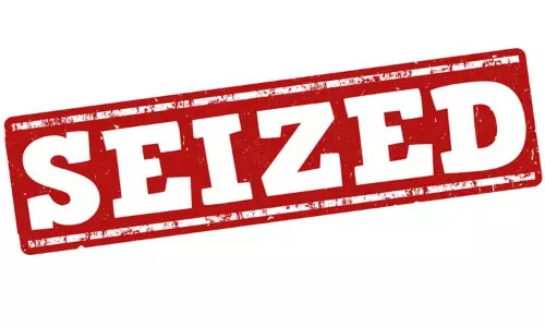 பரிசு பொருட்கள் எடுத்து சென்றதாக காங்கிரஸ் பெண் எம்.எல்.ஏ.வின் கார் பறிமுதல்