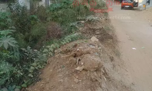 குவிந்து கிடக்கும் மண் குவியல் அப்புறப்படுத்தப்படுமா? குவிந்து கிடக்கும் மண் குவியல் அப்புறப்படுத்தப்படுமா?