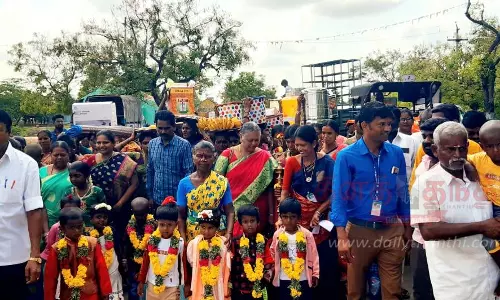 அரசு பள்ளிக்கு ரூ.2 லட்சம் சீர்வரிசை பொருட்கள்