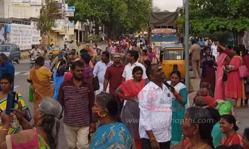 அருணாசலேஸ்வரர் கோவிலில் பக்தர்கள் கூட்டம் அலைமோதியது அருணாசலேஸ்வரர் கோவிலில் பக்தர்கள் கூட்டம் அலைமோதியது