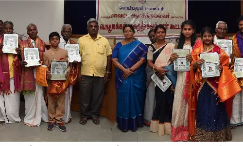 15 கலைஞர்களுக்கு விருது வழங்கி கலெக்டர் பாராட்டு 15 கலைஞர்களுக்கு விருது வழங்கி கலெக்டர் பாராட்டு