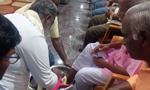 பெரிய வியாழனையொட்டி பாதம் கழுவும் நிகழ்ச்சி