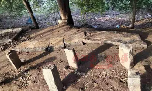 வீட்டின் முன்பு இருந்த இருக்கைகள் சேதம் வீட்டின் முன்பு இருந்த இருக்கைகள் சேதம்