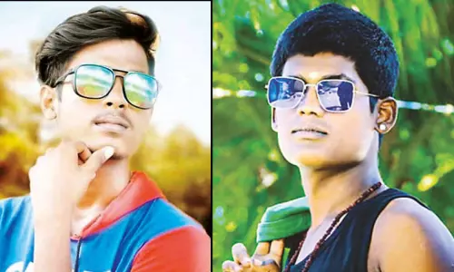 மோட்டார் சைக்கிள் மீது கார் மோதல்; 2 வாலிபர்கள் பலி