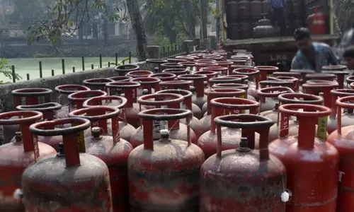 சமையல் எரிவாயு விலை 10 சதவீதம் குறைகிறது..!! - மத்திய மந்திரிசபை ஒப்புதல்