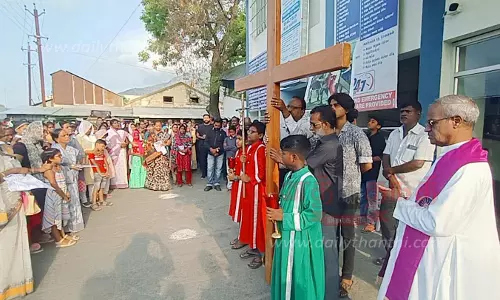 புனித வெள்ளி சிறப்பு பிரார்த்தனையில் திரளானவர்கள் பங்கேற்பு-தேவாலயங்களில்சிலுவைப்பாதை வழிபாடு