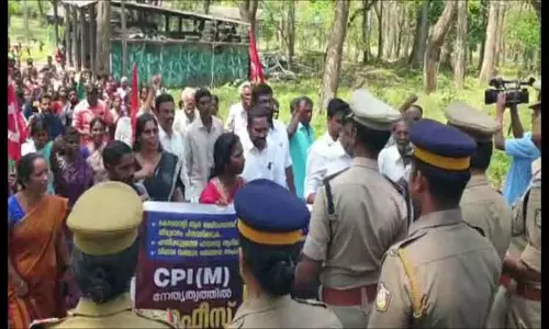 இடுக்கியில் அட்டகாசம் செய்யும் காட்டுயானையை பரம்பிக்குளத்தில் விடுவதற்கு மலைவாழ் மக்கள் எதிர்ப்பு-வனத்துறை அலுவலகத்தை முற்றுகையிட்டு போராட்டம்