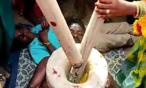 திருமால்பாடி பழனி ஆண்டவர் கோவிலில் பக்தர் மார்பில் உரல் வைத்து மஞ்சள் ெபாடி இடிக்கும் நிகழ்ச்சி திருமால்பாடி பழனி ஆண்டவர் கோவிலில் பக்தர் மார்பில் உரல் வைத்து மஞ்சள் ெபாடி இடிக்கும் நிகழ்ச்சி