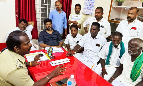 செம்மண் குவாரி அமைக்க கிராம மக்கள் எதிர்ப்பு