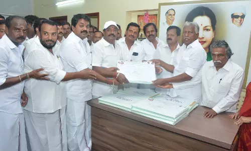 ஸ்டெர்லைட் போராட்டம் தொடர்பாகபொது வெளியில் கருத்து தெரிவிப்பது கவர்னருக்கு அழகல்லகே.பி.முனுசாமி பேச்சு ஸ்டெர்லைட் போராட்டம் தொடர்பாகபொது வெளியில் கருத்து தெரிவிப்பது கவர்னருக்கு அழகல்லகே.பி.முனுசாமி பேச்சு