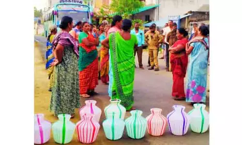 குடிநீர் கேட்டு காலிக்குடங்களுடன் பெண்கள் மறியல் குடிநீர் கேட்டு காலிக்குடங்களுடன் பெண்கள் மறியல்