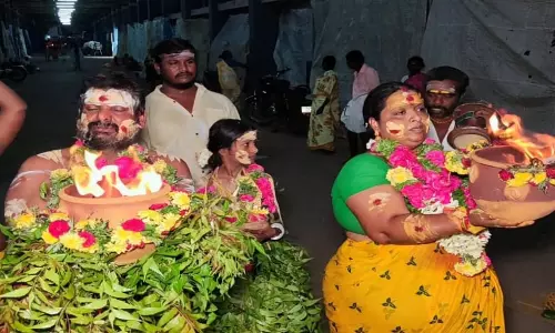 அக்னி சட்டி ஏந்தி சமயபுரம் மாரியம்மனை வணங்கிய நடிகர் கஞ்சா கருப்பு