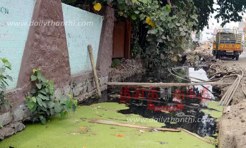 ஈரோடு ரெயில் நிலையம் முன்பு 2 மாதங்களாக தேங்கி நிற்கும் கழிவுநீர- நடவடிக்கை எடுக்கப்படுமா?் ஈரோடு ரெயில் நிலையம் முன்பு 2 மாதங்களாக தேங்கி நிற்கும் கழிவுநீர- நடவடிக்கை எடுக்கப்படுமா?்