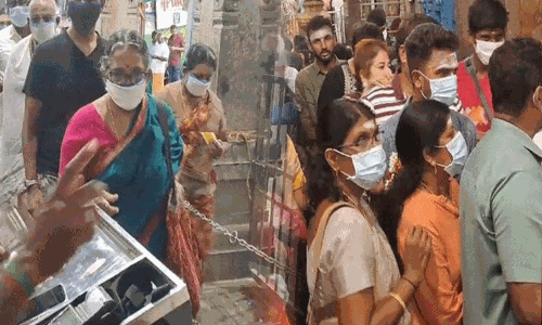 காரைக்கால்- திருநள்ளாறு சனீஸ்வர பகவான் கோயிலில் குவிந்த பல்லாயிரக்கணக்கான பக்தர்கள்