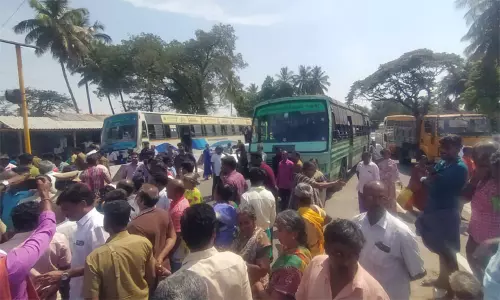 பழனி அருகே மண் லாரிகள் தெருவில் செல்ல எதிர்ப்பு தெரிவித்து பொதுமக்கள் மறியல்