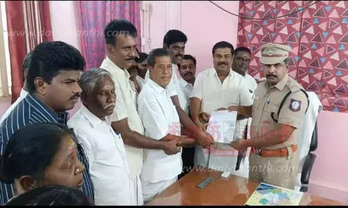 துணை போலீஸ் சூப்பிரண்டிடம் அ.தி.மு.க.வினர் கோரிக்கை மனு