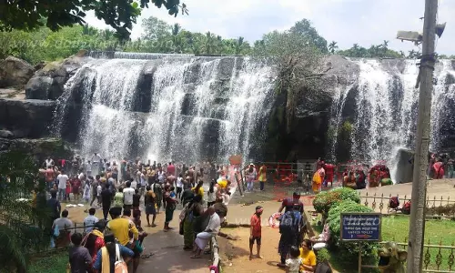 ஈஸ்டர் பண்டிகை விடுமுறையையொட்டி திற்பரப்பு அருவியில் குவிந்த சுற்றுலா பயணிகள்