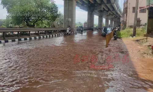 குழாயில் உடைப்பு ஏற்பட்டு சாலையில் ஆறாக ஓடிய குடிநீர்