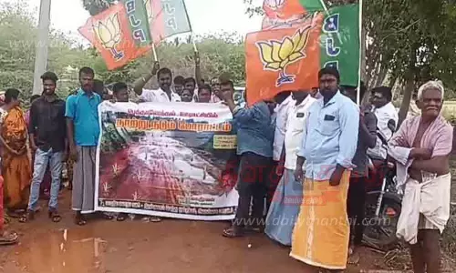 சாலையில் நாற்று நடும் போராட்டம்