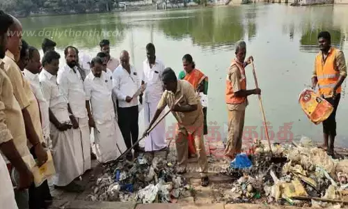 தெப்பக்குளத்தில் குப்பைகளை அகற்றும் பணி