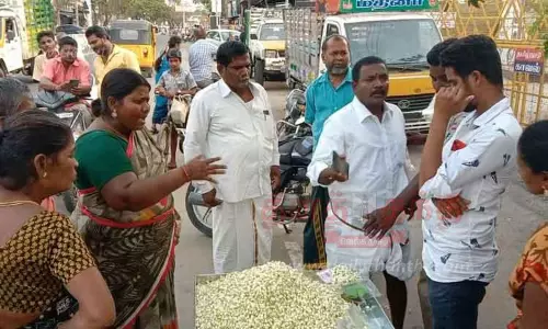 சாலையோர வியாபாரிகள் வாக்குவாதம் செய்து விரட்டியடித்தனர் சாலையோர வியாபாரிகள் வாக்குவாதம் செய்து விரட்டியடித்தனர்