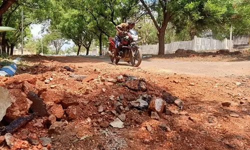 தேனி கலெக்டர் அலுவலகத்தில் சேதமடைந்த சாலையால் விபத்து அபாயம் தேனி கலெக்டர் அலுவலகத்தில் சேதமடைந்த சாலையால் விபத்து அபாயம்