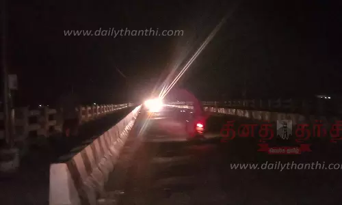 மின்விளக்குகள் எரியாததால் இருள் சூழ்ந்து காணப்படும் புதிய பாலம்