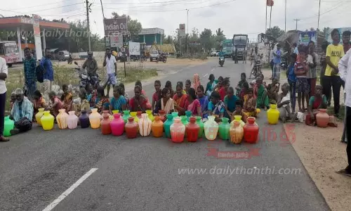 காலிக்குடங்களுடன் பெண்கள் சாலைமறியல்