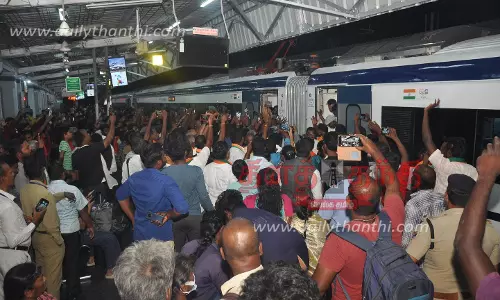 பொதுமக்கள் பூக்கள் தூவி உற்சாக வரவேற்பு: ஈரோடு வந்த வந்தே பாரத் ரெயில்