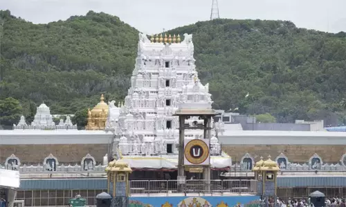 திருப்பதி ஏழுமலையான் கோவில் உண்டியலில் நேற்று ஒரே நாளில் ரூ. 4.21 கோடி காணிக்கை...! திருப்பதி ஏழுமலையான் கோவில் உண்டியலில் நேற்று ஒரே நாளில் ரூ. 4.21 கோடி காணிக்கை...!