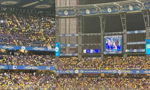 திரும்பும் இடமெல்லாம் மஞ்சள் படை...! மும்பை  வான்கடே மைதானத்தை ஆக்கிரமித்த சிஎஸ்கே ரசிகர்கள்..!