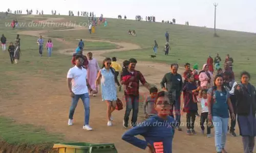 ஊட்டியில் குவிந்த சுற்றுலா பயணிகள்