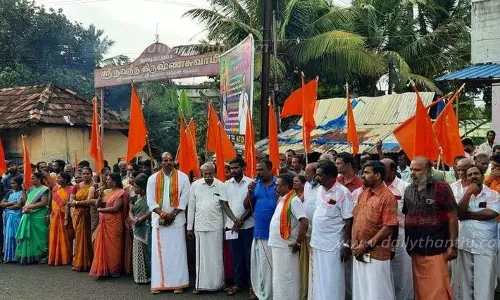 சிவாஜி சிலை உடைக்கப்பட்டதை கண்டித்துஇந்து அமைப்பினர் ஆர்ப்பாட்டம் சிவாஜி சிலை உடைக்கப்பட்டதை கண்டித்துஇந்து அமைப்பினர் ஆர்ப்பாட்டம்