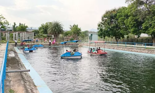 படகு சவாரி செய்து சுற்றுலா பயணிகள் உற்சாகம்