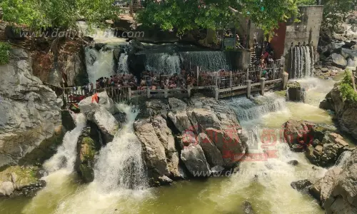 தொடர் விடுமுறையையொட்டிஒகேனக்கல்லில் குவிந்த சுற்றுலா பயணிகள்பரிசல் ஓட்டிகளிடம் வாக்குவாதத்தில் ஈடுபட்டதால் பரபரப்பு