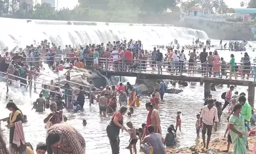 கொடிவேரி அணையில் குவிந்த சுற்றுலா பயணிகள்