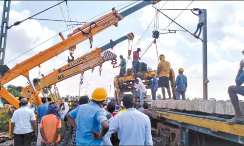 மதுராந்தகம் அருகே சரக்கு ரெயில் தடம் புரண்டது; சென்னை ரெயில்கள் நடுவழியில் நிறுத்தம்