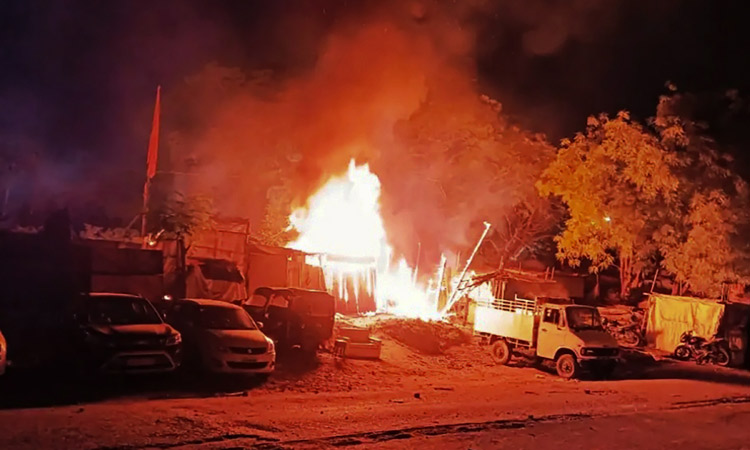 மத கொடி அவமதிப்பு: இரு தரப்பினர் இடையே மோதல், வன்முறை