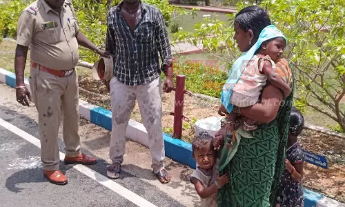 மனைவி, குழந்தைகளுடன் தீக்குளிக்க முயன்ற விவசாயி மனைவி, குழந்தைகளுடன் தீக்குளிக்க முயன்ற விவசாயி