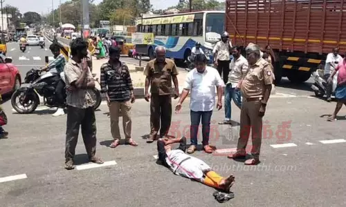 குடிபோதையில் சாலையில் படுத்த பெண்