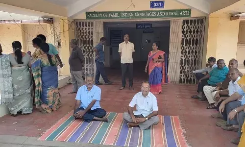 காந்திகிராம பல்கலைக்கழக  பேராசிரியர்கள் தர்ணா