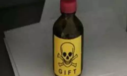 திருப்பூர் கலெக்டர் அலுவலகத்தில் விஷம் குடிக்க முயன்ற பெண்ணால் பரபரப்பு