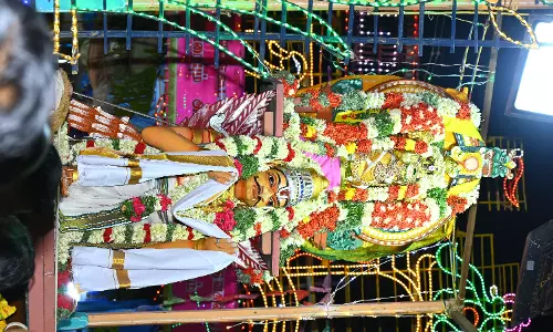 கருடவாகனத்தில் சாமி வீதி உலா கருடவாகனத்தில் சாமி வீதி உலா