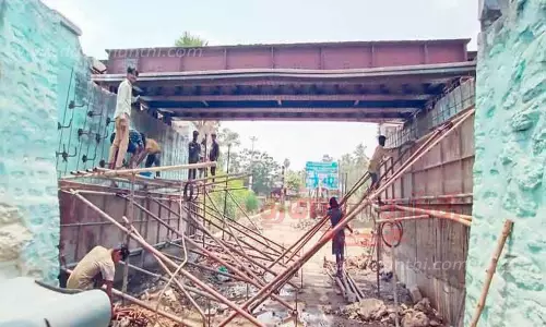 ஈரோடு கே.கே.நகரில் ரெயில்வே பாலம் கட்டும் பணிமுட்புதராக காணப்படும் தற்காலிக பாதை சீரமைக்கப்படுமா?;வாகன ஓட்டிகள் எதிர்பார்ப்பு